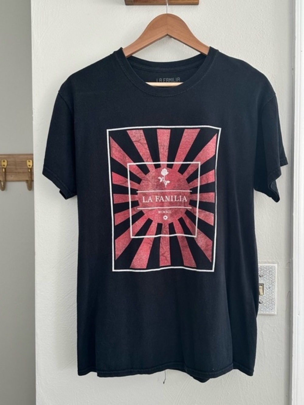 La Familia Graphic Tee Black Red